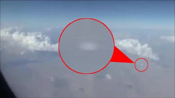 图：视频中，在伊朗上空，一个白色圆形物体高速穿过云层。（每日邮报）