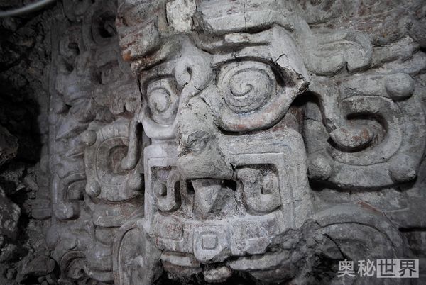 玛雅神庙发现神秘的巨型面具