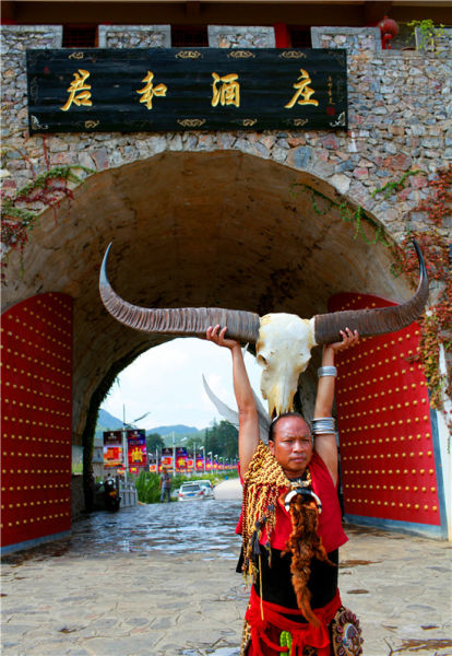 著名佤族舞蹈家岩坤在滇王老窖酒庄表演红红的的高粱美美的酒【李宝华 摄】