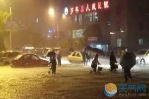 云南局部遭遇强降雨 罗平县道路积水严重