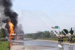 罗平江召公路两车头全部被烧毁，损失至少百万元 