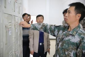 云南陆军预备役师炮兵团参谋长到九龙检查连部规范化建设