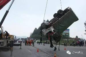 罗平江召公路板桥镇入口交通事故致1人死亡，1人重伤
