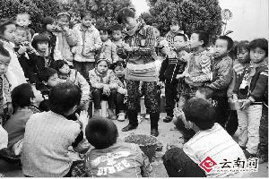 罗平县布依山寨有位美术老师 课堂上和孩子们玩泥巴 