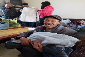 罗平县青年企业家联合会募捐衣服帮困难群众御寒