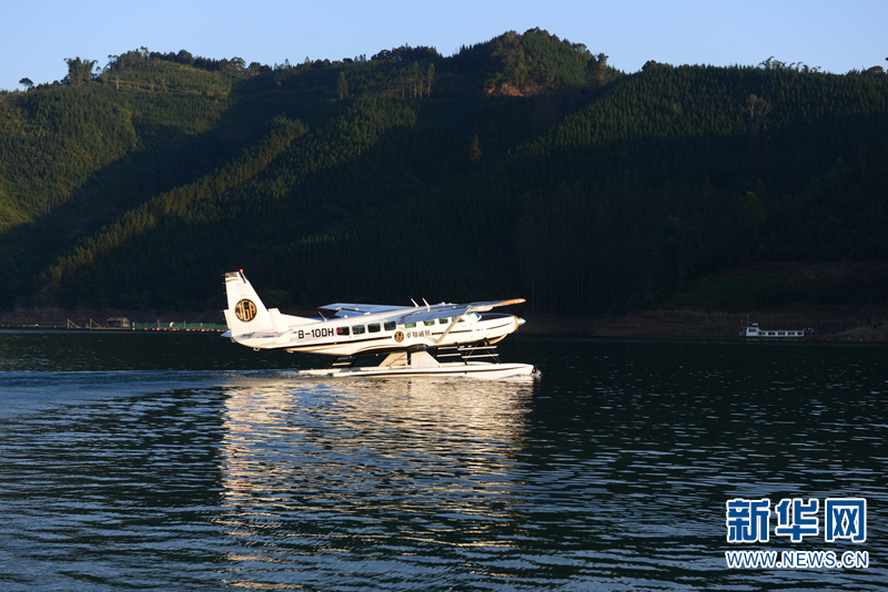 云南罗平县万峰湖三江口举行水上飞机首飞仪式现场