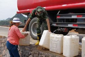 罗平县消防大队义务送水助群众抗旱栽烟