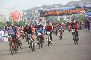 全国1200名自行车选手集聚罗平夺冠军