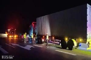 一大货车在宣威段高速上突然自燃，一路三方及时救援