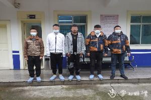 罗平县：5名小伙非法使用警械拍抖音 被行政拘留