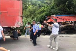 货车追尾司机被困，富源县交警救助转危为安